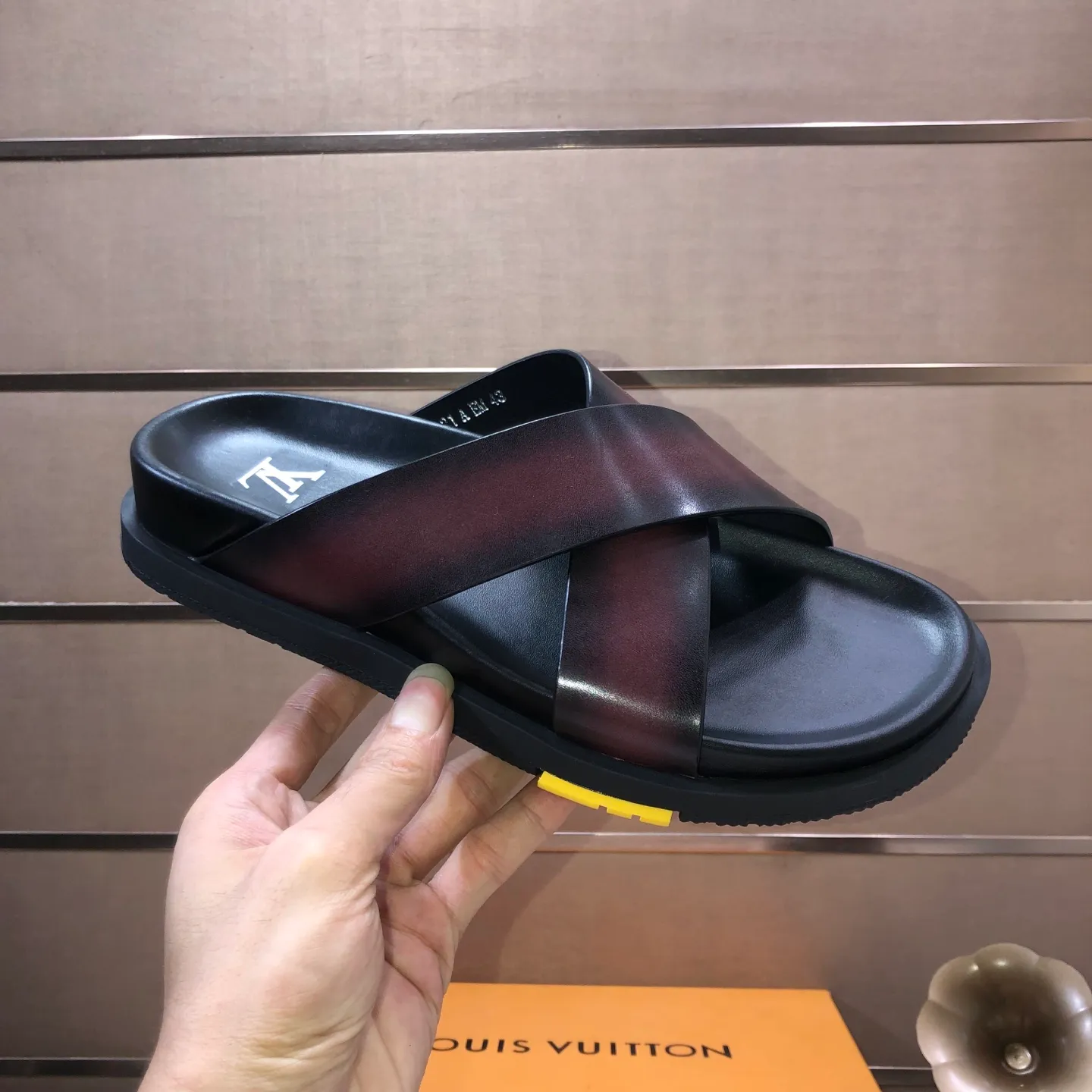 Men's shoes 💰400💰 [Louis Vuitton LV slippers] (high-end cowhide) counter 1:1 fashion style, a must-have for summer! The designer used LV’s iconic outsole. The original simple slippers instantly become fashionable! The upper is made of flexible special cowhide leather straps alternately, and the workmanship is exquisite! A must-have for stylish men in summer, size 38-45 (45 customized)